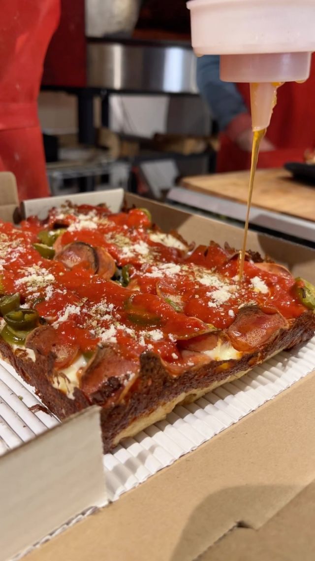 Would you look at this! Detroit pizza 
Check moi ça! Pizza Détroit 🔥🪵👑☁️

.
.
.
#detroitpizza #detroitstyle #dsp #feedfeed #pizzaiollo #foodphotography #cornerslice #foodgasm #detroitstylepizza #montrealpizza #pizza #mtl #514 #mtlpizza #brigadepizza #pictureoftheday #foodporn #bestpizza #realfood #👑