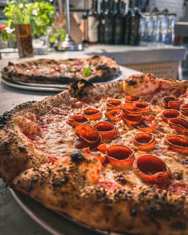 Des petits bols de pepperoni. 🍕
Look at that cupping! 🔥
Pizza Brooklyn 

#woodfired #pizza #montreal #pepperonicups #pepperonipizza #montrealpizza #mtlfood #boucherville