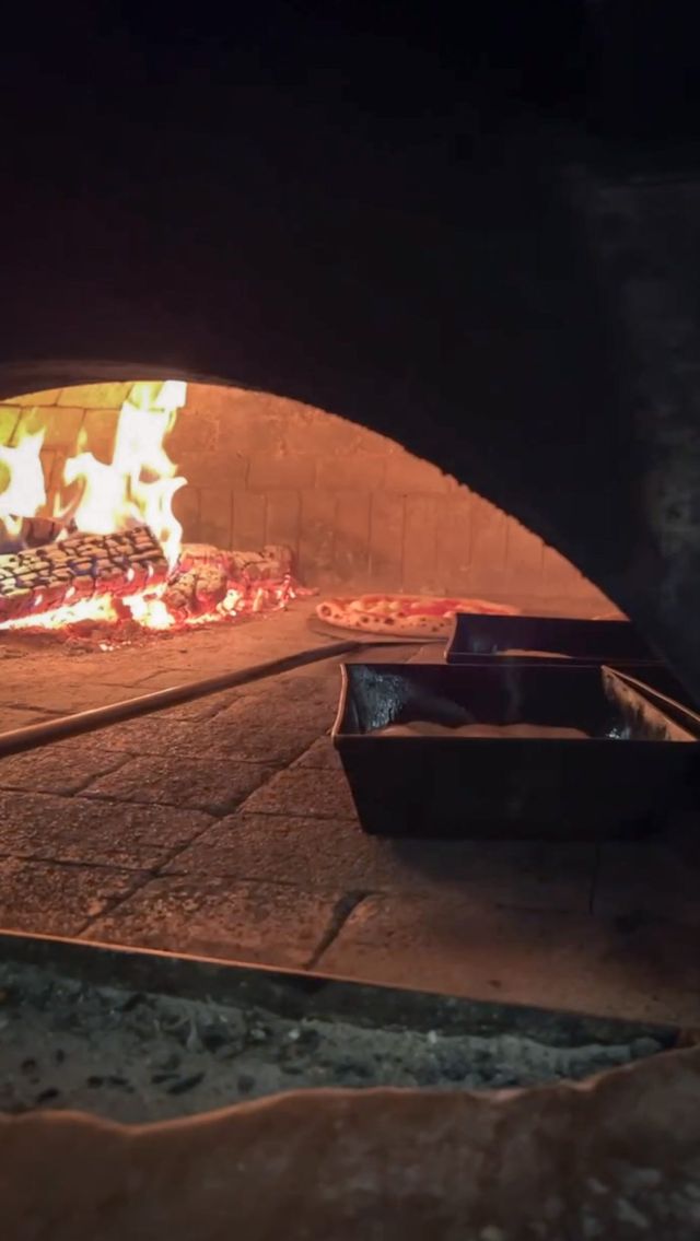 Pizza napolitaine et Détroit. #neapolitanpizza #detroitstylepizza #montrealpizza #woodfiredoven #montreal #goldensquaremile