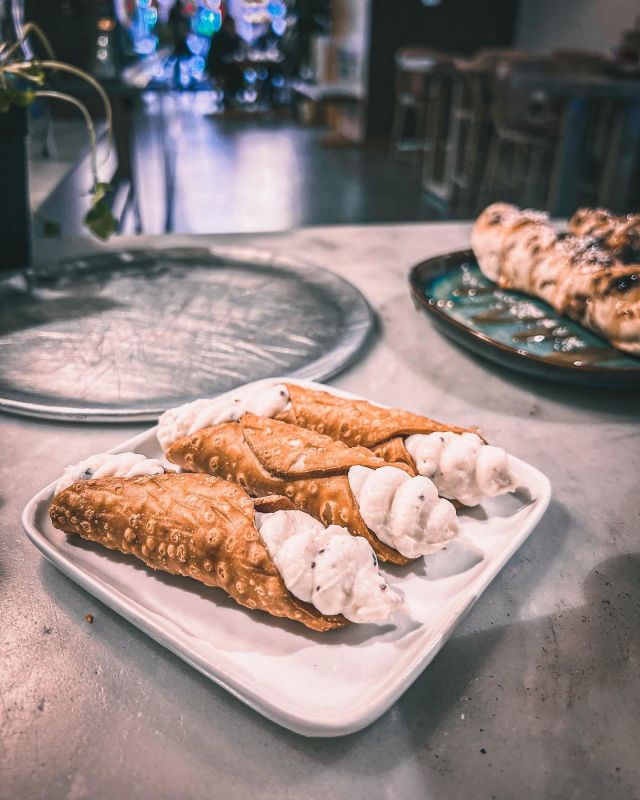 Un petit creux? / Little hungry? 🫶🏼

#cannoli #cannolo #cannolisiciliani #montreal #mtl #mtldessert #dessert #montrealdesserts