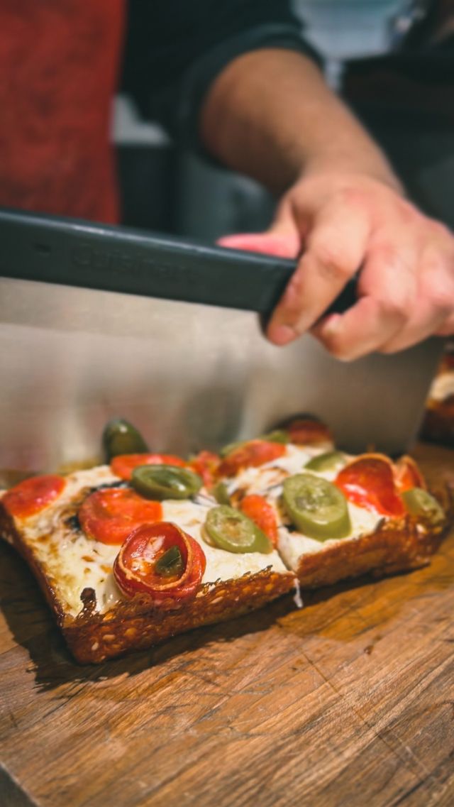 DETROIT pizza! 

.
.
#detroitpizza #detroitstyle #dsp #feedfeed #pizzaiollo #foodphotography #cornerslice #foodgasm #detroitstylepizza #montrealpizza #pizza #mtl #514 #mtlpizza #brigadepizza #pictureoftheday #foodporn #bestpizza #realfood #👑