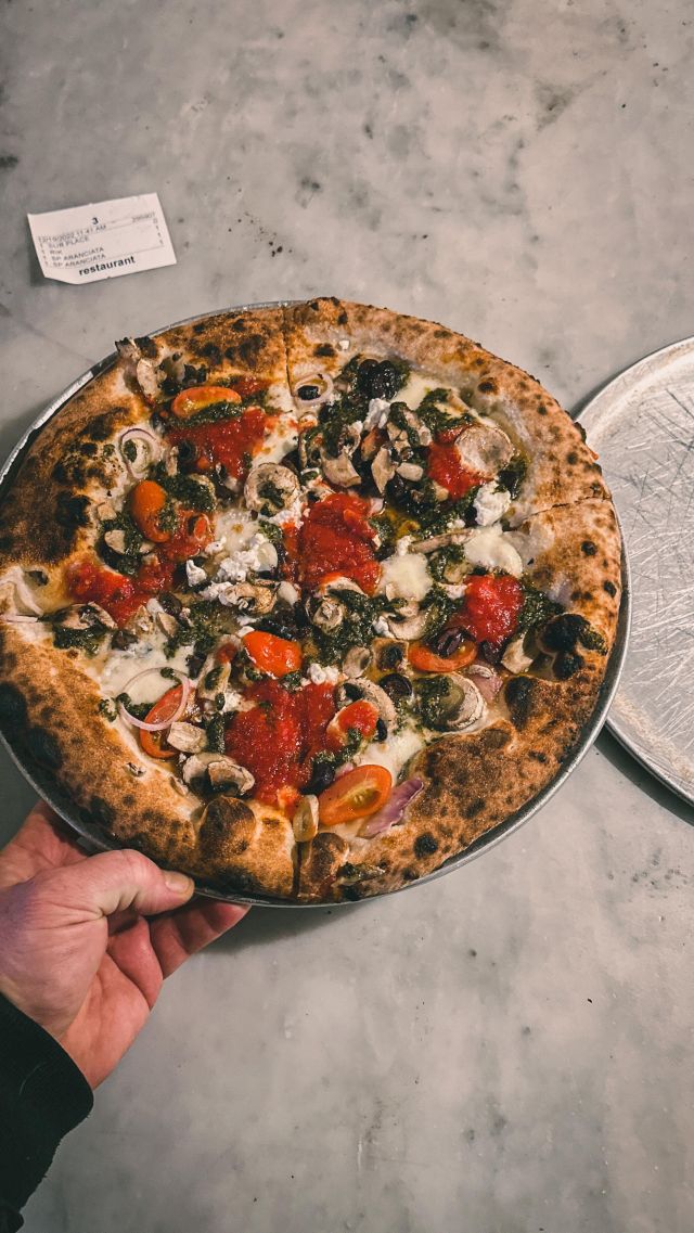 Vos rendez-vous amoureux encore plus chaleureux. Pizza végétarienne Rik 🍕 #veggieneapolitanpizza 

Date night just got a whole lot cozier. 🍕 Vegetarian pizza Rik #veggieneapolitanpizza