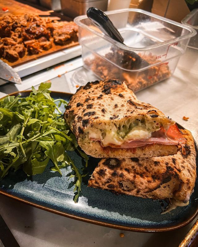 Découvrez le goût authentique de l'Italie à chaque bouchée de notre panuozzo cuit au feu de bois. 🪵🔥

Experience the authentic taste of Italy with every bite of our wood-fired panuozzo. 🥙

#panuozzo #neapolitanpizza #woodfired #montreal #sandwich #italy #food