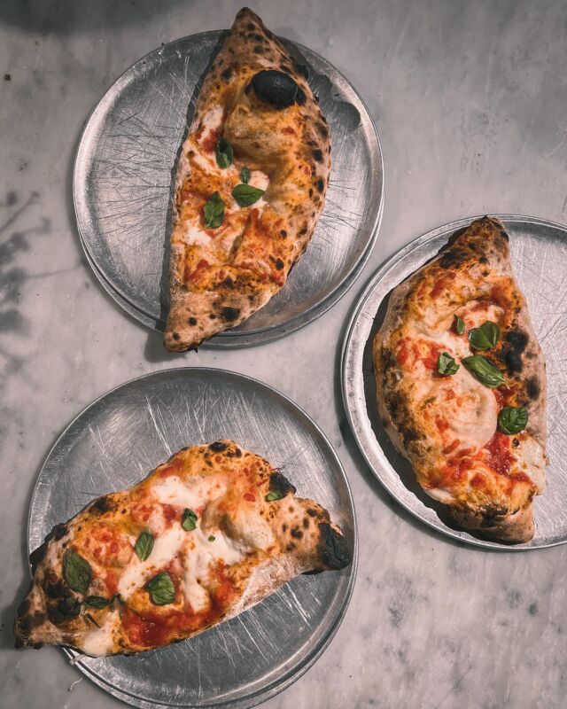 Si vous aimez la pizza, vous allez adorer nos calzones ! Fabriqué avec des ingrédients frais et cuit à la perfection dans notre four à bois. 

If you love pizza, you'll love our calzones! Made with fresh ingredients and baked to perfection in our wood-fired oven. #MontrealFoodie #CalzoneCravings #PizzaLove