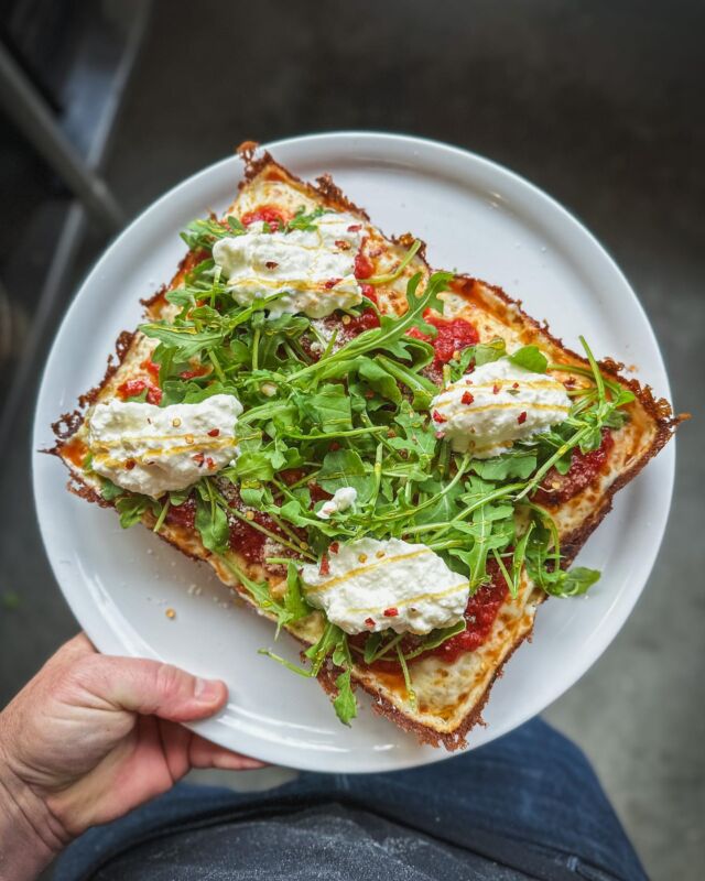 Pizza Détroit Diana. 👑
.
.
#detroitpizza #detroitstyle #dsp #feedfeed #pizzaiollo #foodphotography #cornerslice #foodgasm #detroitstylepizza #montrealpizza #pizza #mtl #514 #mtlpizza #brigadepizza #pictureoftheday #foodporn #bestpizza #realfood #👑