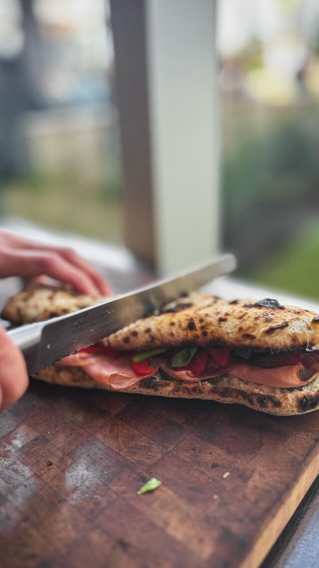 Le meilleur sandwich que vous aurez gouté! Essayez nos panuozzl vous comprendrez. 🥙🪵🔥

The best sandwich you will ever taste! Try our panuozzi you will understand. 🥙🪵🔥

#italianfood #panuozzo #pizza #sandwich #boucherville #montreal #restaurant #lunch #italy #mtlfood #bouchervillerestaurant