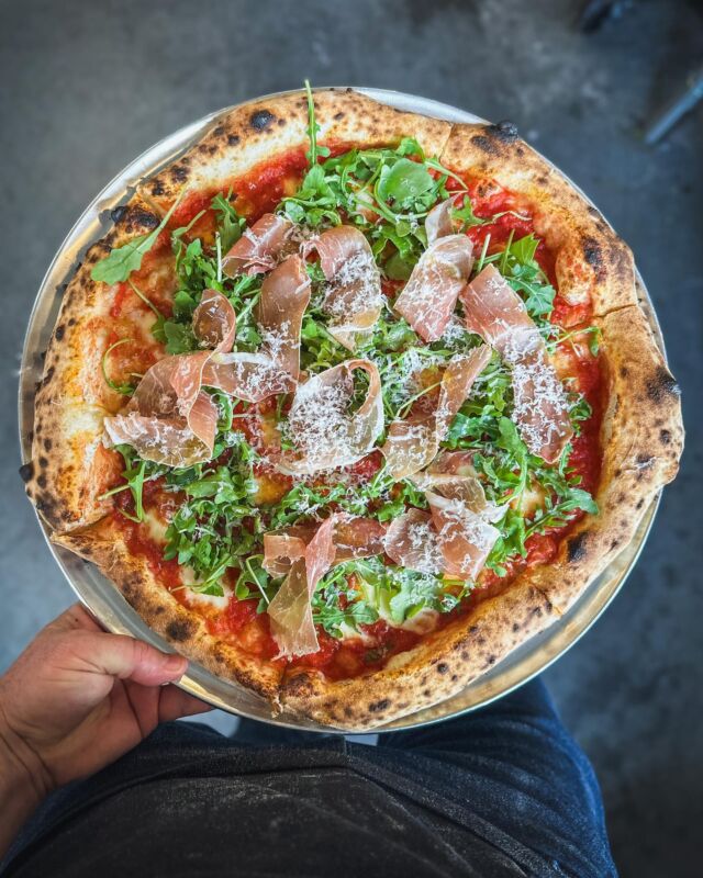 ❤️ Une classique Prosciutto Rucola. 
A classic Prosciutto Rucola. 

#pizza #italy #italianfood #italianfoodbloggers #pizzeria #dailypizza #pizzalovers #neapolitanpizza #pizzanapolitaine #loveitaly #realpizza #italianpizza #pizzaforever #pizzagram #discover #montreal #igersmontreal #igersmtl #montrealfood #montrealfoodie #mtlfood #mtlpizza #woodfirepizza #boucherville