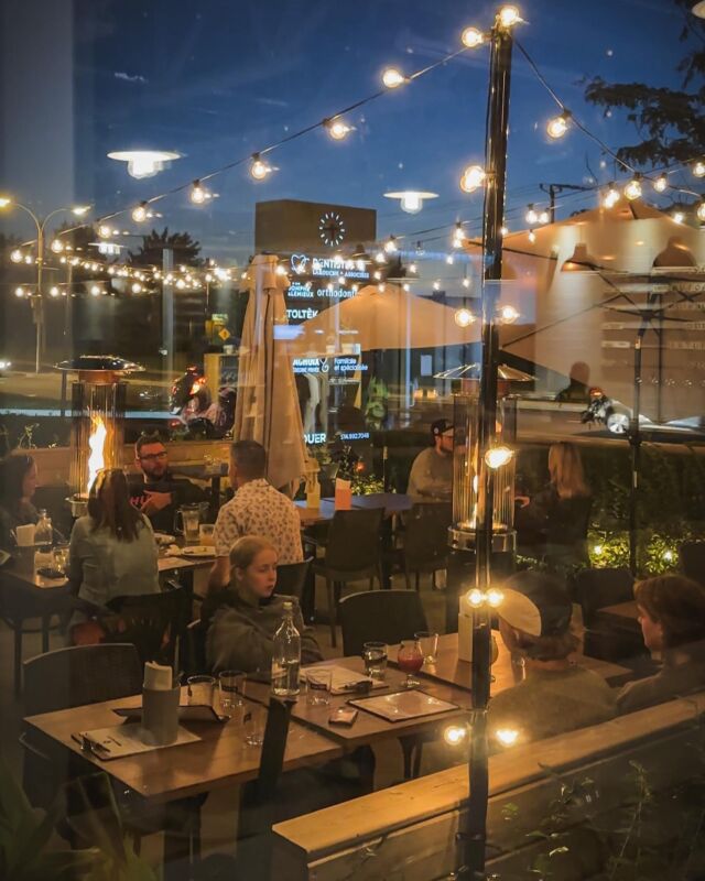 Profitez de notre terrasse emmitouflé dans nos couvertures à la chaleur de nos radiateurs chauffants tout en sirotant un de nos cocktails. 🔥 🍕

Enjoy our terrace wrapped in our blankets in the warmth of our patio heater while sipping on one of our delicious cocktails. 🔥 🍕

#boucherville #pizza #brigadeboucherville #restaurant #bouchervillefoodie #foodie #patio #terasse #cocktails #beers #wine #pasta