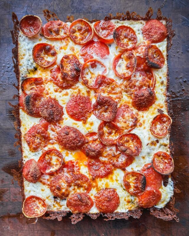 Juste une petite pizza carré. ◻️
Juste à Little square pie. 

📍 1428 rue Stanley, Montréal.
📍 556 Boul. De Mortagne, Boucherville. 

.
.
#detroitpizza #detroitstyle #dsp #feedfeed #pizzaiollo #foodphotography #cornerslice #foodgasm #detroitstylepizza #montrealpizza #pizza #mtl #514 #mtlpizza #brigadepizza #pictureoftheday #foodporn #bestpizza #realfood #👑