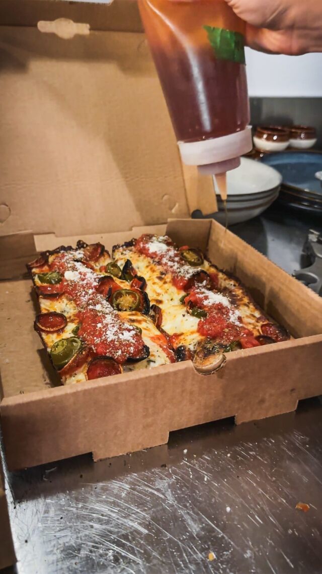 🔥 Pizza Détroit 😋 Detroit pizza 🔥

📍1428 rue Stanley, Montreal
📍 556 Boulevard de Mortagne, Boucherville

.
.
.
#detroitpizza #detroitstyle #dsp #feedfeed #pizzaiollo #foodphotography #cornerslice #foodgasm #detroitstylepizza #montrealpizza #pizza #mtl #514 #mtlpizza #brigadepizza #pictureoftheday #foodporn #bestpizza #realfood #👑