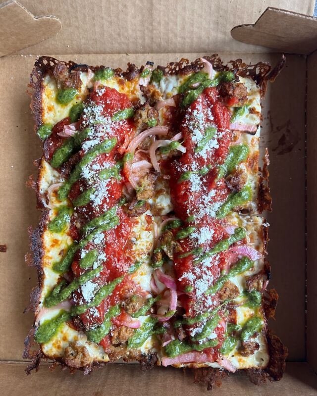 Rev up your taste buds with the bold attitude of Detroit-style pizza, featuring a rebellious blend of tangy tomato sauce, fiery pesto, rebellious red onions, and sausage that packs a punch. It’s not just pizza, it’s a flavor rebellion! 🍕🔥😎 #DetroitRebel #PizzaRevolution #FlavorExplosion #detroitpizza #dsp #👑 

Embrasez vos papilles avec l’attitude audacieuse de la pizza de style Detroit, mettant en vedette un mélange rebelle de sauce tomate acidulée, de pesto enflammé, d’oignons rouges rebelles et de saucisse qui a du punch. Ce n’est pas juste une pizza, c’est une rébellion de saveurs ! 🍕🔥😎 #RébellionDeDétroit #RévolutionPizza #ExplosionDeSaveurs
