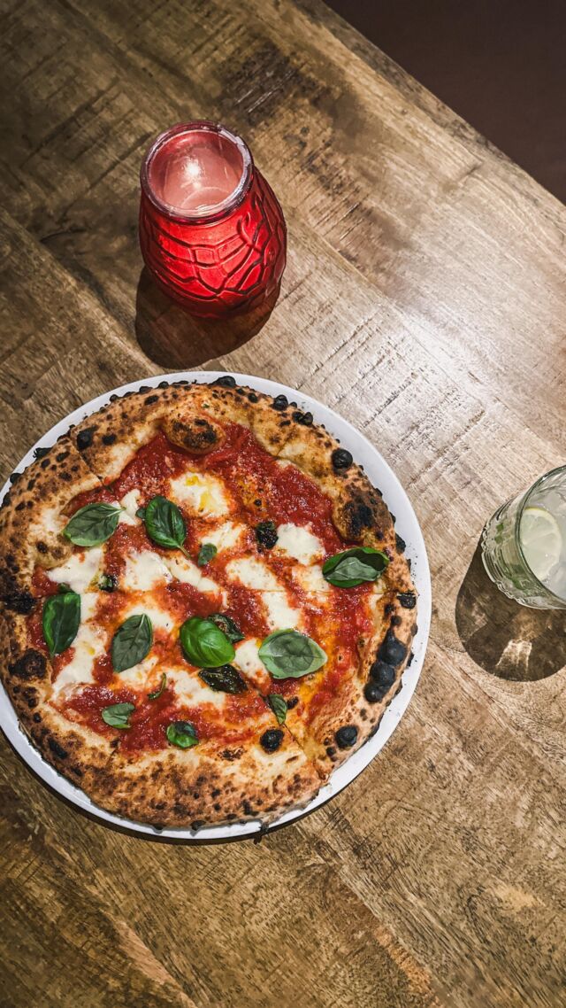 Tomates écrasées, Fior di latte, basilic. 🍃 
Full send on the pizza game. 🤙 

#neapolitanpizza #pizza #montrealrestaurant #pizzeria #woodfire