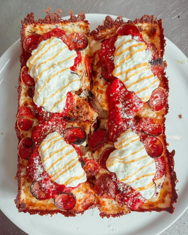Pizza Detroit Cadillac. Pepperoni, Stracciatella, miel épicé, sauce tomate. 👑☁️

Pepperoni, stracciatella, spicy honey and tomato sauce. 

.
.
#detroitpizza #detroitstyle #dsp #feedfeed #pizzaiollo #foodphotography #cornerslice #foodgasm #detroitstylepizza #montrealpizza #pizza #mtl #514 #mtlpizza #brigadepizza #pictureoftheday #foodporn #bestpizza #realfood #👑