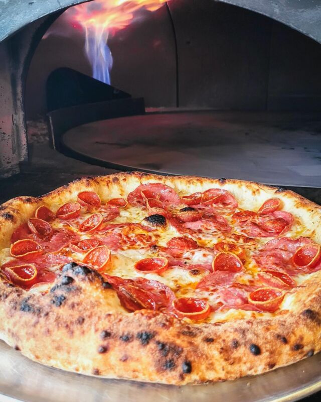 Doppio pepperoni. 🔥
Fior Di Latte, ail émincé, origan, provolone, salami, pepperoni et miel épicé. 🍯

Fior Di Latte, minced garlic, oregano, provolone, salami, pepperoni and spicy honey. 🍯

📍 1428 rue Stanley, Montreal
📍 556 boulevard de Mortagne, Boucherville 

.
.

#pizza #italy #italianfood #italianfoodbloggers #pizzeria #dailypizza #pizzalovers #neapolitanpizza #pizzanapolitaine #loveitaly #realpizza #italianpizza #pizzaforever #pizzagram #discover #montreal #igersmontreal #igersmtl #montrealfood #montrealfoodie #mtlfood #mtlpizza #woodfirepizza #boucherville