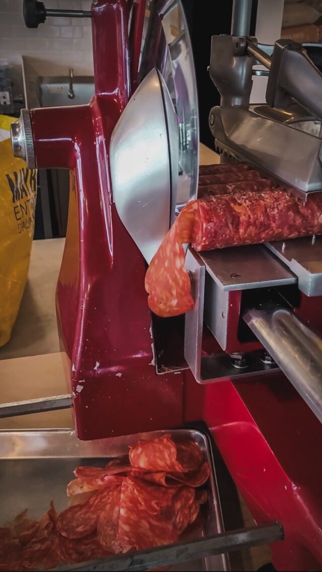 Soppressata épicé / spicy 💥
Sliced thin and pack with spicy flavours. 
Tranché finement et plein de saveurs épicées.

#slicer #meatslicing #volanoslicer #pizzeria #pizza #soppressata #montreal #boucherville