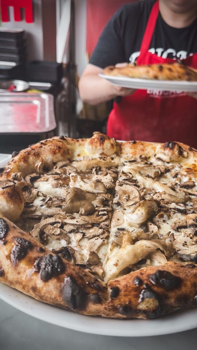 Pizza Vibes 😎

#pizza #funghipizza #figpizza #prosciutto #spicypizza #pizzeria #montreal #boucherville #brigadepizza