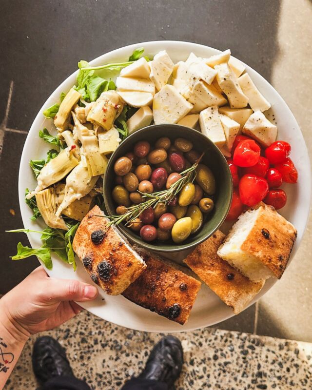 Antipasto Verdure 🍃
Coeur d’artichauts marinés, fior di latte, olives marinées, peppadews et focaccia.

Marinated artichokes heart, arugula, fior di latte, olives, peppadews, focaccia.

#antipasto #verdure #italianfood #brigadepizza #montreal #boucherville