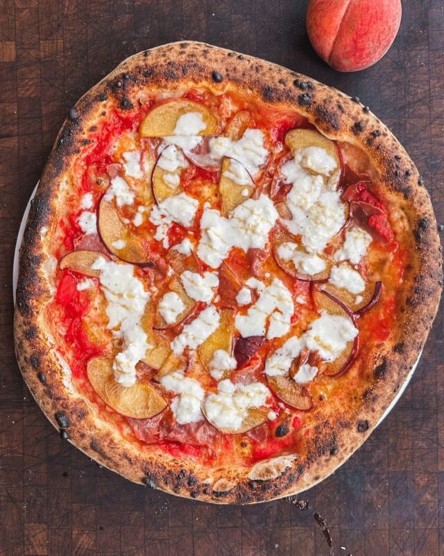 L’été tire à sa fin, on prépare le menu Automne. 🍁Profitez-en avant qu’elle nous quitte. 🍑

Summer is coming to an end, we are preparing the Autumn menu. 🍁 Enjoy it before it leaves us. 🍑

#peachpizza #speckpizza #neapolitanpizza #autumnfood #montreal #mtlfood #italianfood #pizza