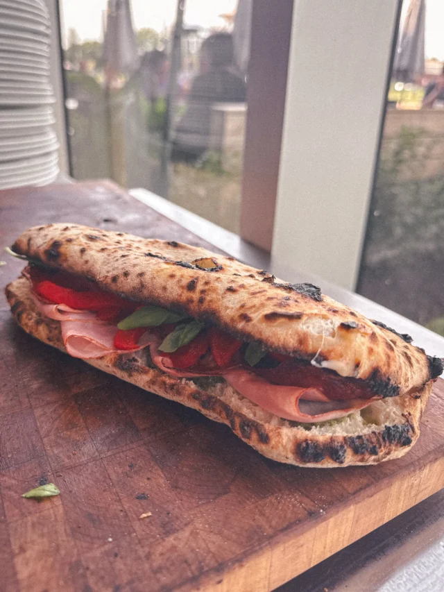 Ils sont de retour 🤌
Nos sandwiches. Panuozzo ou Sandough, faits avec notre pâte fermentée 72h.
Légers, savoureux et parfaits pour le lunch.

They’re back 🤌
Our sandwiches. Panuozzo or Sandough, made with our 72-hour fermented dough.
Light, flavorful, and perfect for lunch.

.
.
#BrigadePizzeria #MontrealEats #MTLFoodScene #LunchTime #panuozzo