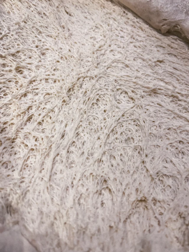 Our dough is made using a pre-ferment and a slow 72-hour fermentation process.

We start with a pre-ferment — a small portion of dough that develops natural flavor and structure before the final mix. This step builds depth and character without additives.

The dough then goes through three fermentation stages:
• A first rise at room temperature to activate natural fermentation
• A long cold fermentation to develop flavor and improve digestibility
• A final return to room temperature to relax the dough and achieve the ideal texture

The result: a lighter, more flavorful, easier-to-digest dough with the perfect balance of crispness and chew.

——————

Notre pâte est faite avec un pré-ferment et un processus de fermentation lente de 72 heures.

On commence par un pré-ferment, une petite base de pâte qui développe naturellement les arômes et la structure avant le mélange final. Cette étape donne plus de goût et une meilleure texture, sans artifices.

Ensuite, la pâte suit une fermentation en trois phases :
• Une première fermentation à température ambiante pour démarrer l’activité naturelle de la levure
• Une longue fermentation à froid pour développer les saveurs et améliorer la digestibilité
• Un retour à température ambiante pour permettre à la pâte de se détendre et d’atteindre sa texture idéale

Résultat : une pâte plus légère, plus savoureuse, plus digeste, avec l’équilibre parfait entre croustillant et moelleux.

#72HourFermentation #CraftPizza #SlowMadeBetter