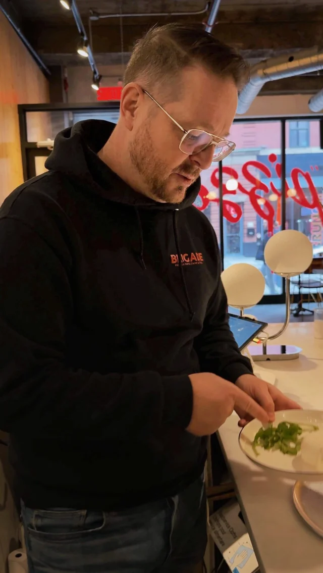 On a essayé de filmer la burrata… mais rien ne s’est passé comme prévu 😅

We tried to film the burrata… but nothing went as planned 😅

#BehindTheCounter #RestaurantLife #brigadepizzeria