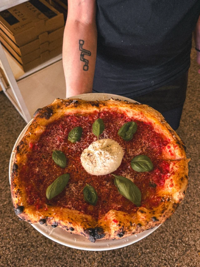 La Madonna arrive en mode Grand Prix. 🏁
Burrata crémeuse, basilic frais, huile d’olive et tomates parfaitement balancées.
Une pizza faite pour les week-ends rapides, les terrasses pleines et les soirées qui finissent trop tard.
F1 week-end à Montréal, passe chez Brigade avant les festivités.

The Madonna enters Grand Prix mode. 🏁
Creamy burrata, fresh basil, olive oil, and perfectly balanced tomato sauce.
A pizza made for fast weekends, packed terraces, and late Montreal nights.
F1 weekend is here, fuel up at Brigade before the festivities.
.
.
BrigadePizzeria #MontrealEats #F1Montreal #GrandPrixWeekend BurrataPizza PizzaMontreal #MontrealGrandPrix Formula1 MadeWithLove