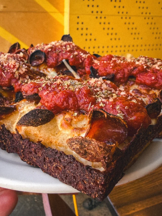 8 Mile.
Notre Detroit style qui frappe fort. 🔥
Pepperoni croustillant, coins caramélisés, fromage fondant et sauce tomate bien punchée.
Une pizza inspirée de Detroit, faite à la manière Brigade.

One bite and you know why it’s called the 8 Mile. 🍕⚡️
Crispy pepperoni, caramelized edges, melted cheese, and bold tomato sauce.
Detroit style comfort food, the Brigade way.
.
.
#BrigadePizzeria #DetroitPizza #8MilePizza #MontrealFood #MTLEats PizzaLovers DetroitStylePizza PizzaMTL ComfortFood PizzeriaLife