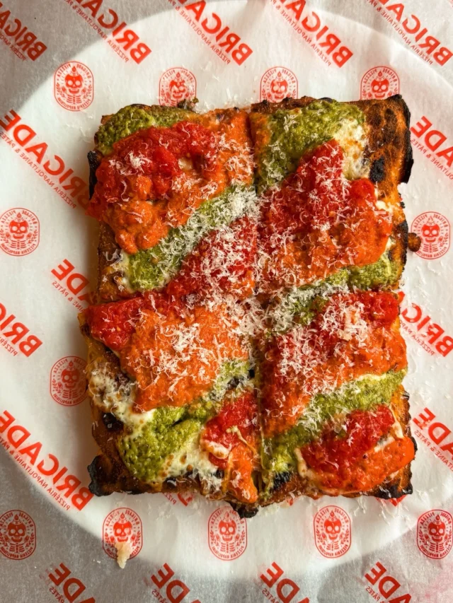 Sauce tomate, vodka épicée, pesto maison.

Une Detroit pizza croustillante, crémeuse et pleine de caractère. Chaque bouchée est riche, relevée et parfaitement Brigade.

Tomato sauce, spicy vodka sauce, house-made pesto.

A crispy, creamy Detroit pizza with bold flavor in every bite. Rich, spicy, and very Brigade.

#DetroitPizza #PizzaMontreal #brigadepizzeria