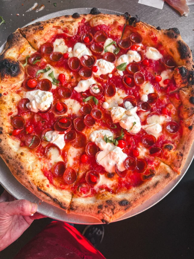🍕 La Luigi. La Barbara. Et une salle pleine de beaux moments.

Ce soir à Brigade Boucherville, les fours roulent, les pizzas sortent chaudes, la salle est vivante et l’énergie est exactement comme on l’aime.

La Luigi apporte le côté simple, généreux et réconfortant.
La Barbara arrive avec plus de caractère, plus de mordant, et tout ce qu’il faut pour les vrais amateurs de pizza.

Merci Boucherville de remplir la maison et de faire vivre notre pizzeria de quartier.

🍕 Luigi. Barbara. And a dining room full of good moments.

Tonight at Brigade Boucherville, the ovens are rolling, the pizzas are coming out hot, the room is alive, and the energy is exactly how we love it.

Luigi brings that simple, generous, comforting feeling.
Barbara comes in with more character, more bite, and everything real pizza lovers want.

Thank you Boucherville for filling the house and bringing our neighborhood pizzeria to life.

#BrigadePizzeria #Boucherville #PizzaLovers