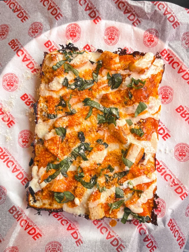 🔥 FIREBIRD 🔥

Du poulet tendre, notre sauce Buffalo relevée, une touche de ranch crémeux, du basilic frais, du Grana Padano et un mélange de fromages parfaitement gratiné sur notre célèbre Detroit pizza.

Épicée juste comme il faut. Gourmande du premier au dernier carré.

🔥 FIREBIRD 🔥

Tender chicken, spicy Buffalo sauce, creamy ranch, fresh basil, Grana Padano, and a blend of cheeses baked onto our famous Detroit-style pizza.

Just the right amount of heat. Loaded with flavor from the first bite to the last square.

#DetroitPizza #MontrealFood #brigadepizzeria