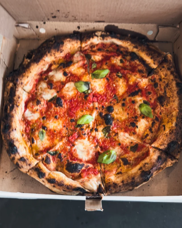 Simplement de la bonne cuisine italienne. 🇮🇹🍕

Préparée chaque jour avec le même souci du détail.

⸻

Simply good Italian food. 🇮🇹🍕

Made fresh every day with the same attention to detail.

#brigadepizza #mtlfood #pizza