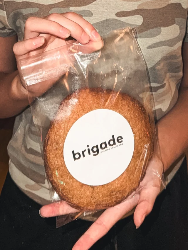 Tout juste sorties du four 🍪

Nos biscuits maison font officiellement leur entrée chez Brigade Montréal.

Moelleux au centre. Dorés sur les côtés. Faits ici, comme un vrai biscuit devrait l’être.

Né en Italie. Élevé à Montréal.

Fresh out of the oven 🍪

Homemade cookies are officially joining the Brigade lineup.

Soft in the middle. Golden on the edges. Made right here, the way cookies should be.

Born in Italy. Raised in Montreal.

#BrigadeMTL #MontrealEats #HomemadeCookies