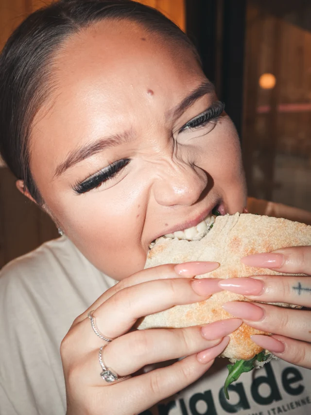 POV : tu pensais prendre juste une bouchée. 👀

Fait minute, bien garni, et oui… ça vaut le mess.

📍 Montréal Brigade cuisines Italienne

POV: you thought you were only taking one bite. 👀

Made fresh to order, fully loaded, and yes… worth the mess.

📍 Montreal Brigade cuisine Italienne