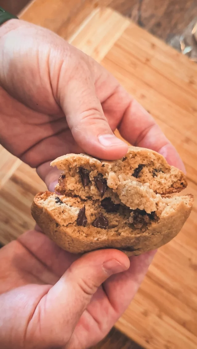 Oui, garde de la place pour le dessert. 🍪
Croustillant dehors. Moelleux dedans. Chocolat partout.

Yes, save room for dessert. 🍪
Crispy outside. Soft inside. Chocolate everywhere.

📍1428 Stanley, Montréal