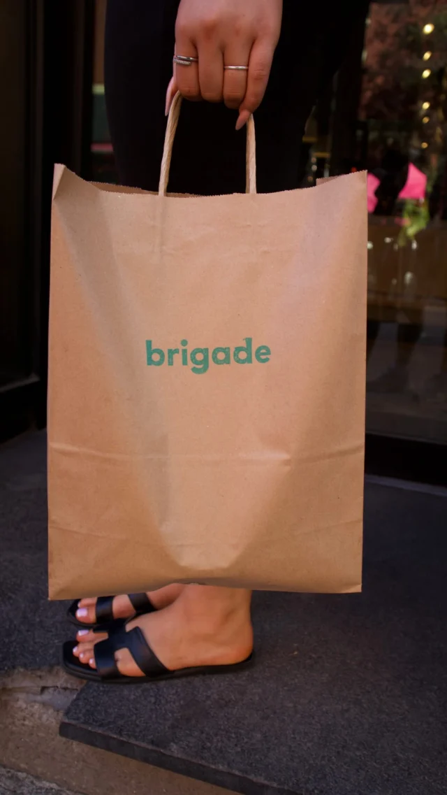 Ton bol. À ta façon. 🤌
Poulet, toppings, sauce — construit comme tu l’aimes.

Your bowl. Your way. 🤌
Chicken, toppings, sauce — built exactly how you like it.

📍 Brigade — 1428 Stanley, Montréal