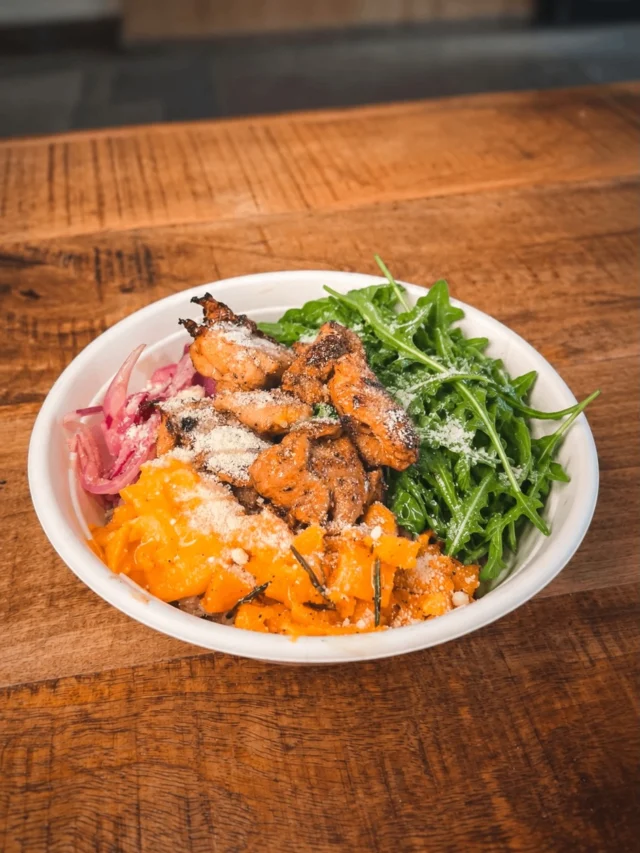 BOL POLLO ZUCCA.

Poulet rôti, riz italien et farro, courge rôtie au romarin, crema di zucca, roquette, oignons rouges marinés, Parmigiano et miel épicé.

Notre nouveau bol d’automne, disponible pour un temps limité à Montréal.

1428 rue Stanley.

—

POLLO ZUCCA BOWL

Roasted chicken, Italian rice and farro, rosemary-roasted squash, squash crema, arugula, pickled red onions, Parmigiano and hot honey.

Our new fall bowl, available for a limited time in Montréal.

1428 Stanley Street.