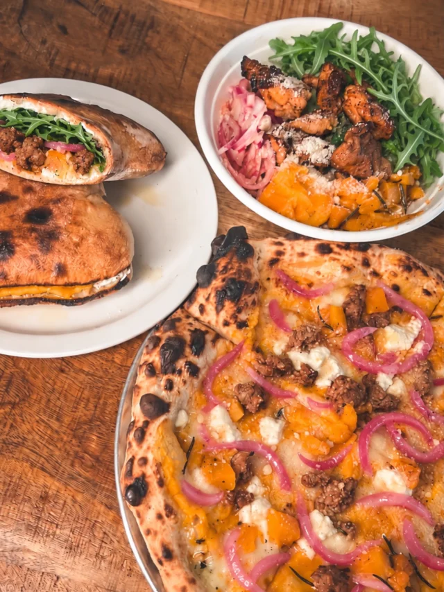 ON TOMBE DANS LES COURGES.

La collection Zucca est officiellement arrivée.

Un bol Pollo Zucca.
Une pizza Salsiccia e Zucca.
Un panuozzo Zucca avec saucisse italienne.

Courge rôtie au romarin, crème de courge, Parmigiano, oignons rouges marinés et miel épicé.

Disponible dès maintenant.

Bol Pollo Zucca — Montréal seulement
Pizza et panuozzo — Montréal et Boucherville

—

FALL HAS ARRIVED AT BRIGADE.

Meet the new Zucca collection: a seasonal bowl, pizza and panuozzo built around rosemary-roasted squash, squash crema, Parmigiano, pickled red onions and hot honey.

Available now.

Pollo Zucca bowl — Montréal only
Pizza and panuozzo — Montréal and Boucherville
