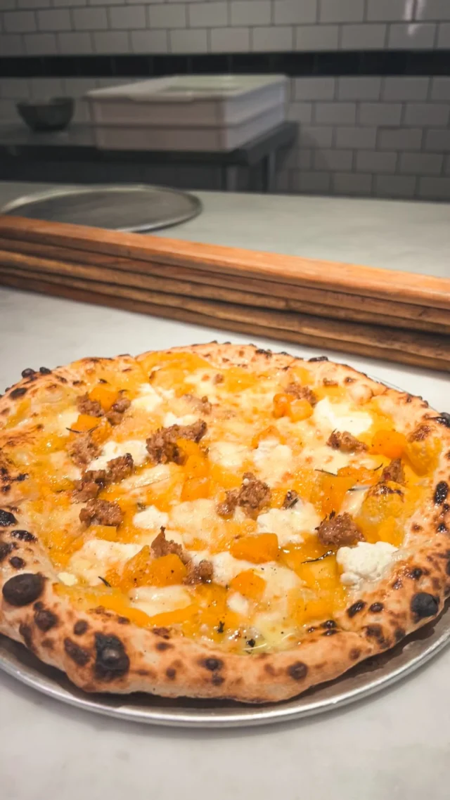 L’automne a trouvé sa pizza. 🍂🔥

Courge rôtie, saucisse italienne, ricotta, Parmigiano et une touche de miel épicé.

Notre SALSICCIA E ZUCCA, préparée à la main et cuite au four à bois. 🤌

Disponible pour un temps limité dans nos deux restaurants !

📍 Brigade Montréal - 1428, rue Stanley
📍 Brigade Boucherville - 556, Boul. De Mortagne

#BrigadeMTL #BrigadeBoucherville #CuisineItalienne #PizzaMontreal #PizzaDeSaison
