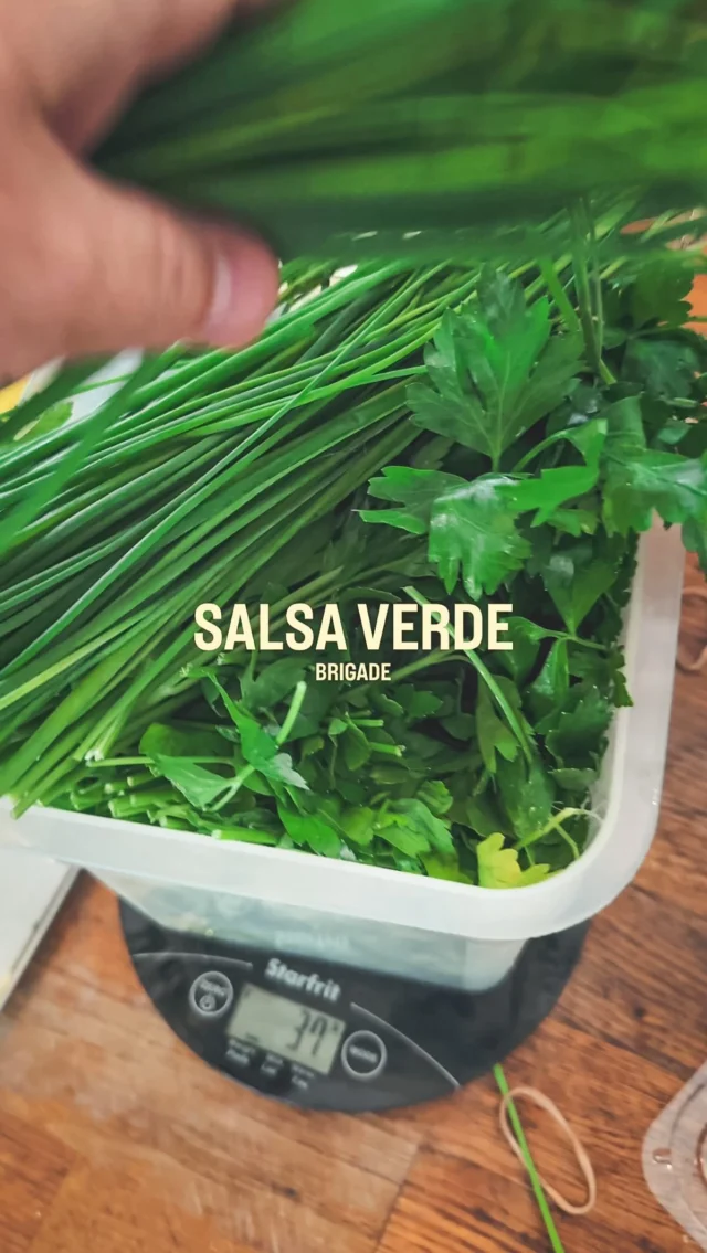 On prépare notre salsa verde aujourd’hui
Making our salsa verde today